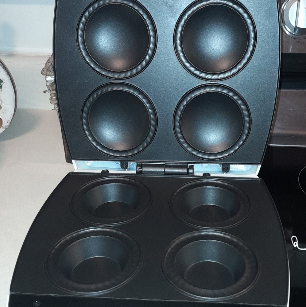 Brand New Bella Brand New Non-Stick 4 hold Pie Maker, (NO BOX) NEVER USED